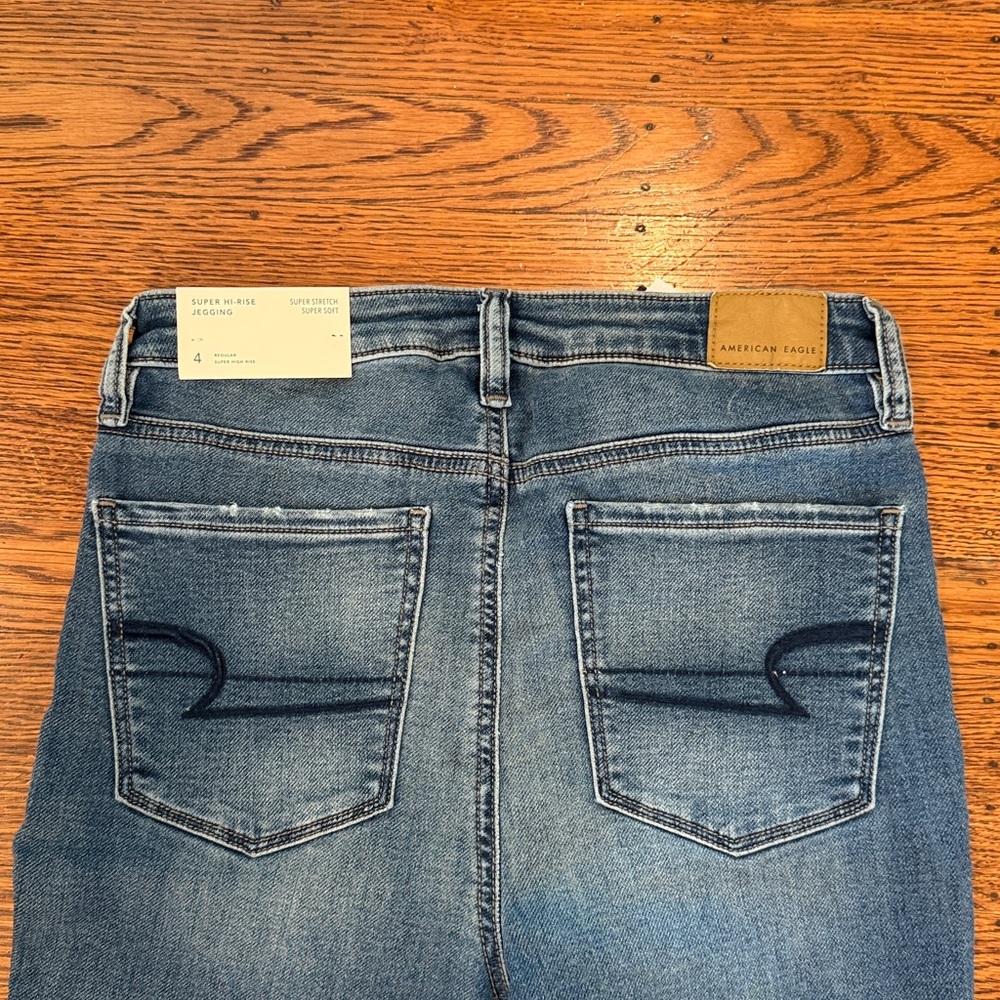 NWT American Eagle Outfitters AE Super High-Waisted Jegging - women's size 4